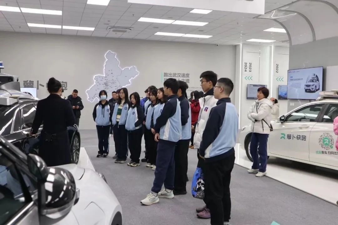 2024科普迎新春丨武汉高中生体验无人驾驶车“满满的未来感”(图2)