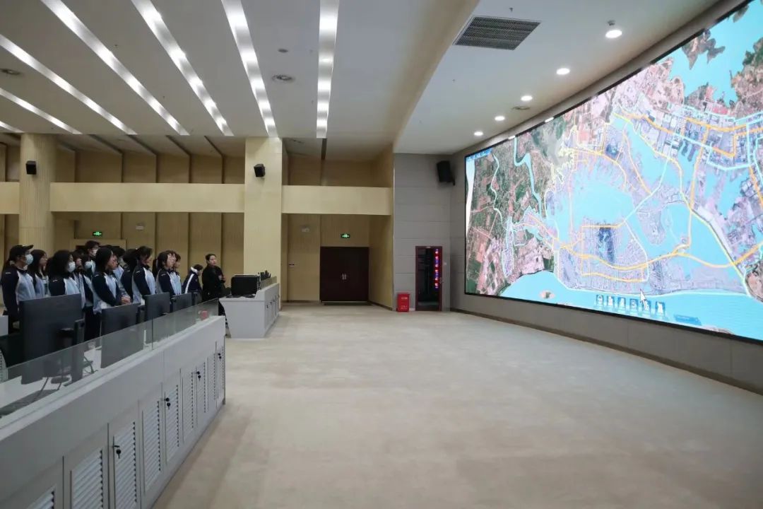 2024科普迎新春丨武汉高中生体验无人驾驶车“满满的未来感”(图1)