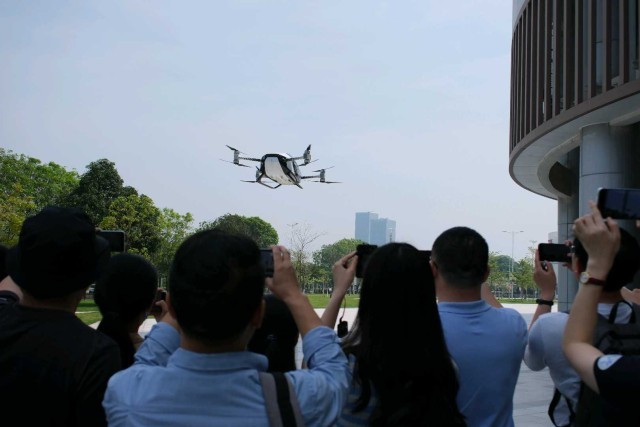 角逐天空之城广州发力低空经济龙8(图1)