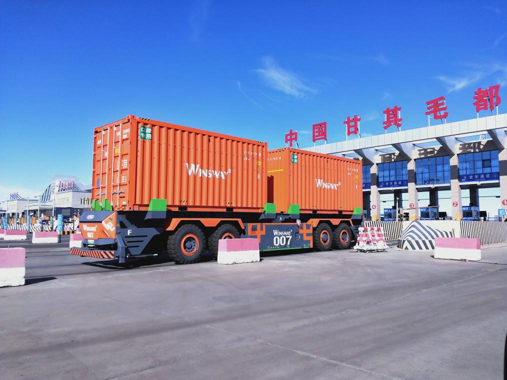 中蒙最大货运公路口岸甘其毛都正式投用AGV跨境无人驾驶专用通道(图1)
