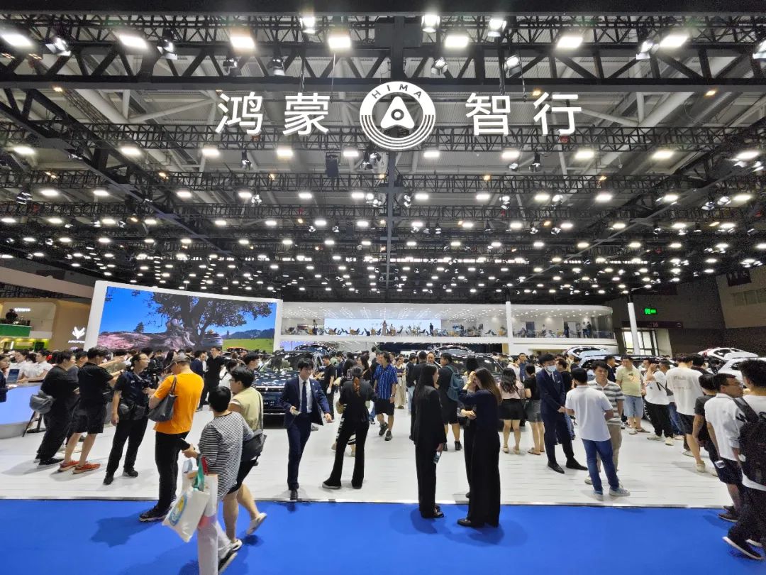余承东：不卷价格！雷军：将双班制生产！车圈顶流汇聚深圳记者实探现场(图4)
