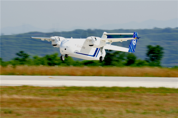 中国HH-100航空商用无人运输机成功首飞：满载700千克、可飞520千米long8(图1)