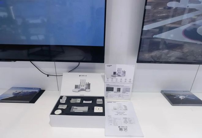 龙8送美酒、送美食、送快递丰翼无人机亮相2024年中国廊坊国际经济贸易洽谈会(图2)