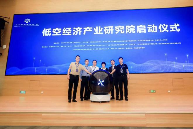 龙8送美酒、送美食、送快递丰翼无人机亮相2024年中国廊坊国际经济贸易洽谈会(图4)