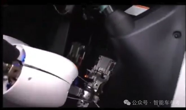 日本自动驾驶有点抽象：用机器人开带手刹的老车(图1)
