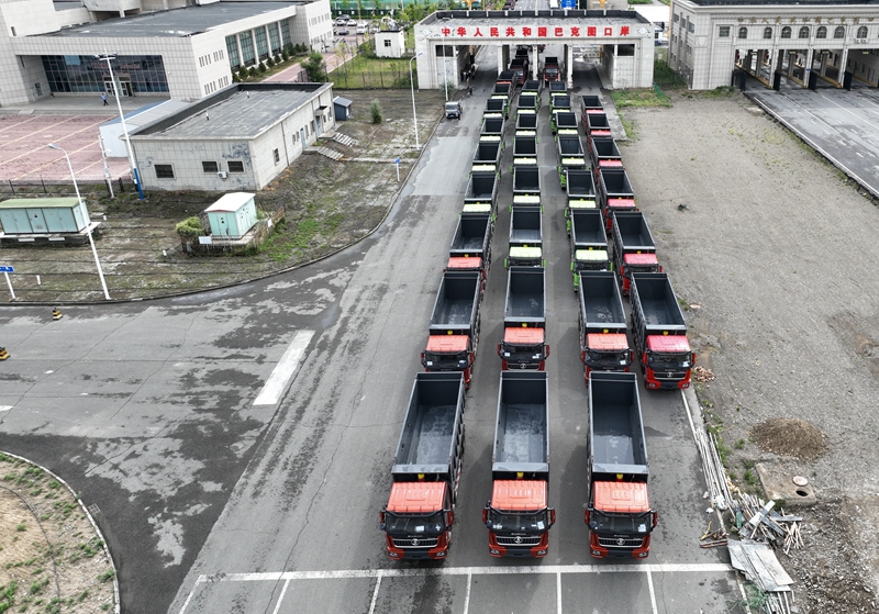 long8中哈边境巴克图口岸出入境交通运输工具突破3万辆次(图3)