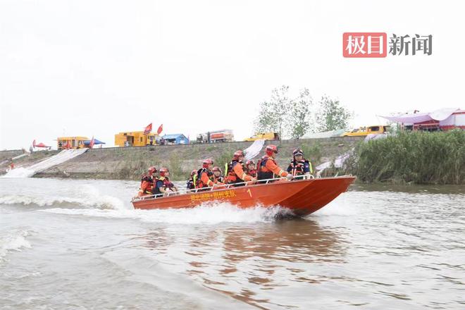 无人机空投盒饭！湖北消防“水陆空”保障助力排涝抢险(图1)