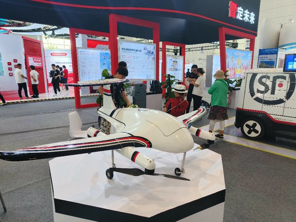 2024世界智能产业博览会丨L4级无人驾驶技术！快递无人车可实现“定点派送安全运行”long8(图1)