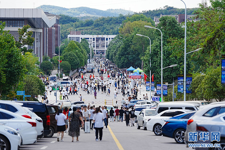 龙8贵州交通职业大学迎来首届本科新生(图1)