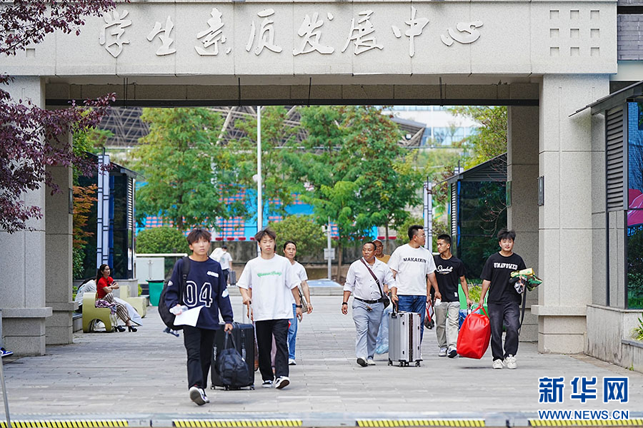龙8贵州交通职业大学迎来首届本科新生(图3)
