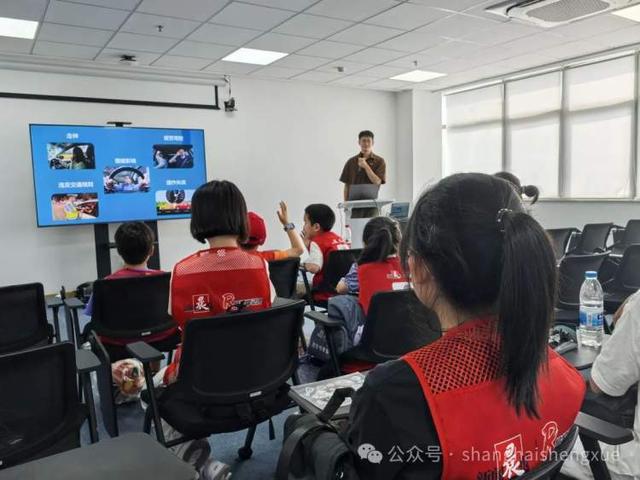 没有驾驶员龙8国际汽车自己跑起来啦！(图6)