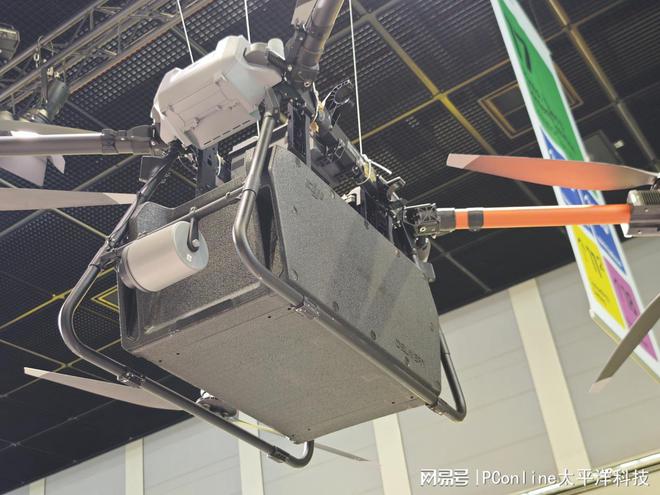 大疆携DJIFlyCart30亮相IFA2024开启低空运载新时代龙8国际(图4)