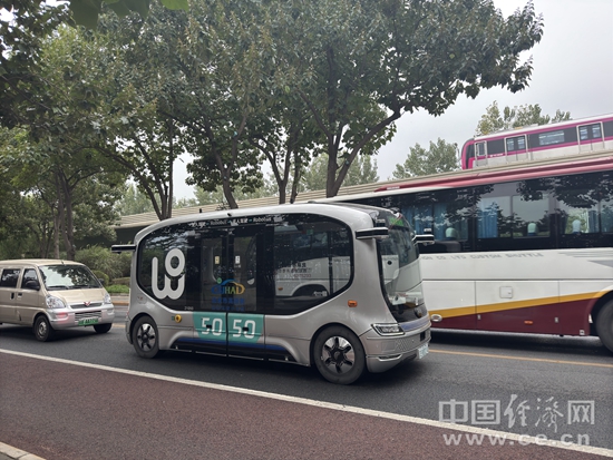 发展新质生产力重要“引擎”无人驾驶按下“加速键”(图1)