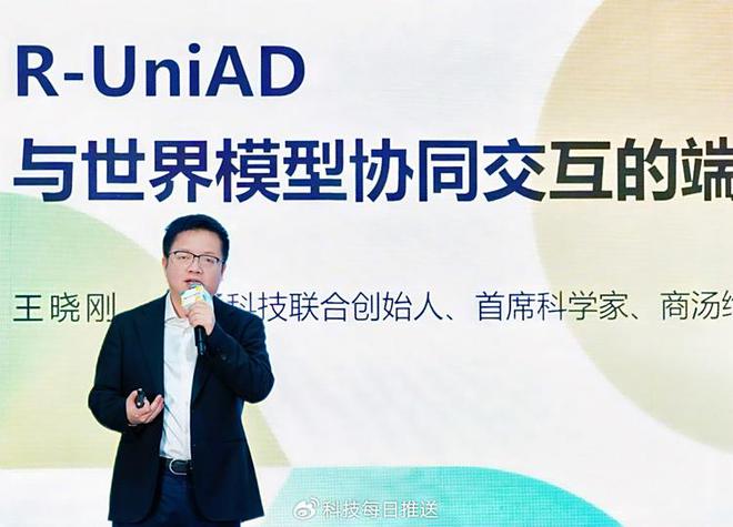 从模仿学习到强化学习端到端智驾将超越人类驾驶表现(图1)