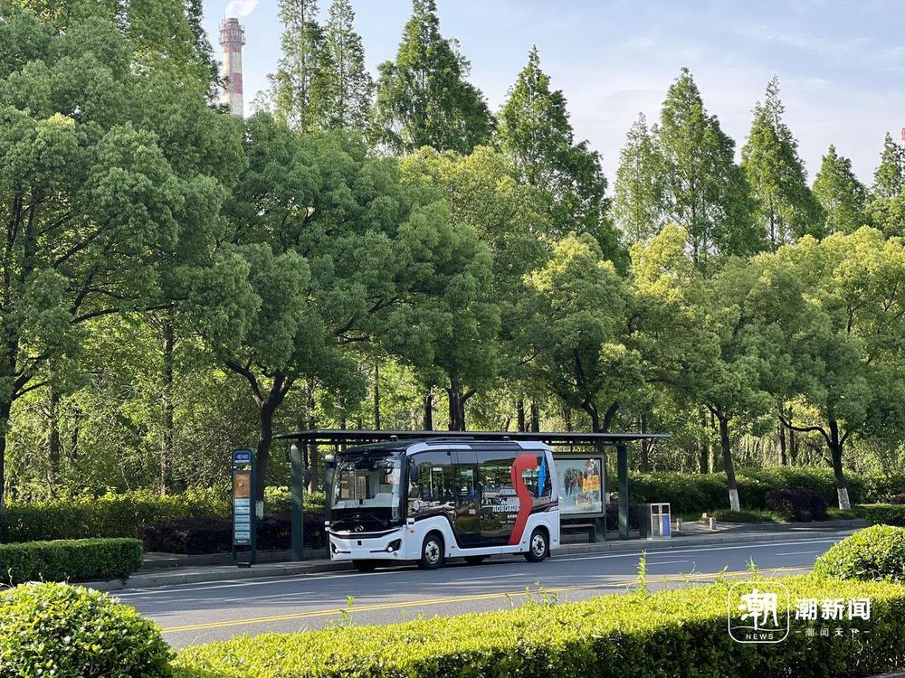 龙8线上预约免费乘坐杭州首批持证上路的自动驾驶公交来了(图1)