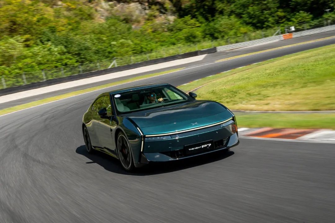 现金储备475亿元！小鹏半年销量已超去年全年毛利率超特斯拉何小鹏放线自动驾驶的车型！公司股价大涨(图3)