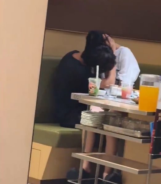 曝海底捞火锅店一对男女旁若无人亲热16秒流出手伸进裙下(图3)