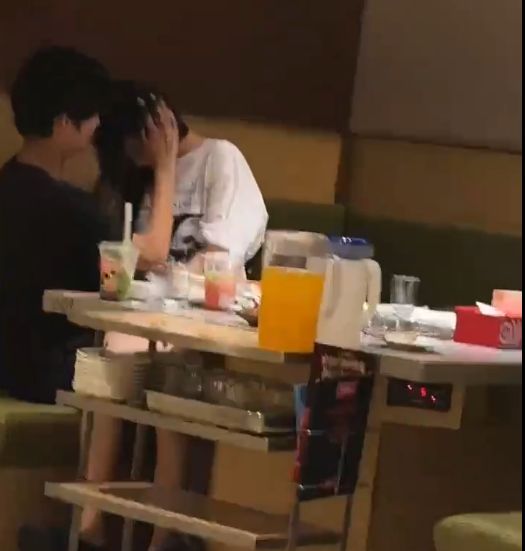 曝海底捞火锅店一对男女旁若无人亲热16秒流出手伸进裙下(图2)