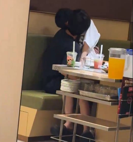 曝海底捞火锅店一对男女旁若无人亲热16秒流出手伸进裙下(图4)