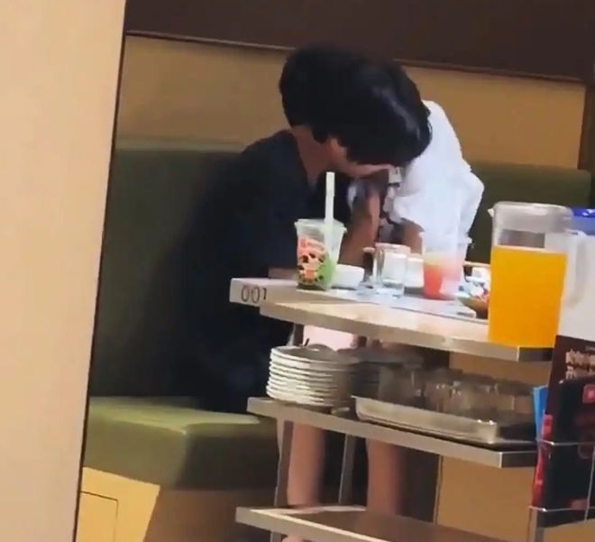 曝海底捞火锅店一对男女旁若无人亲热16秒流出手伸进裙下(图5)