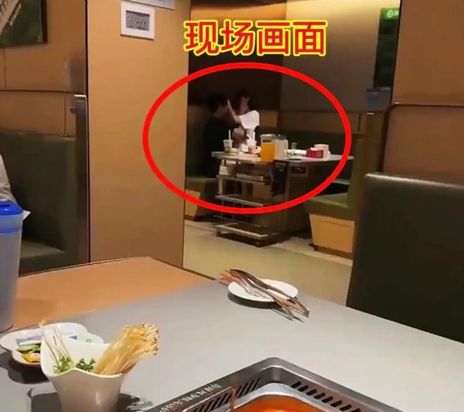 曝海底捞火锅店一对男女旁若无人亲热16秒流出手伸进裙下(图1)