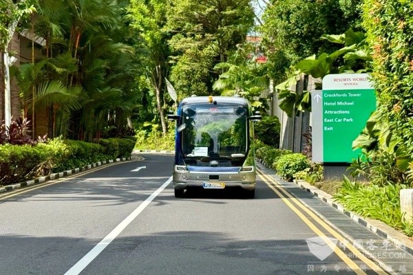 龙8东南亚首款：文远知行自动驾驶小巴新加坡上线(图1)