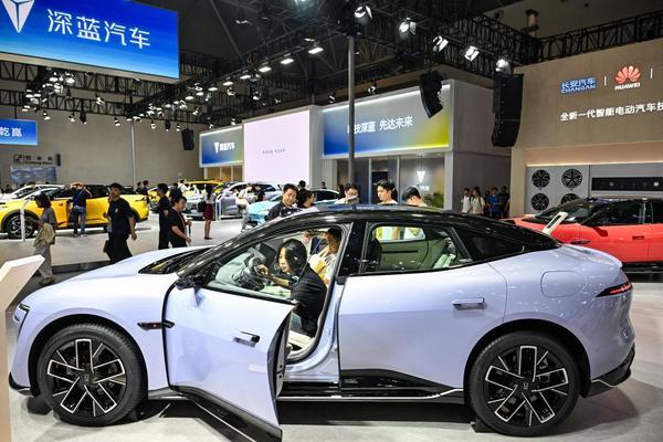 更聪明更安全更开放——从智博会看智能网联新能源汽车新趋势(图1)