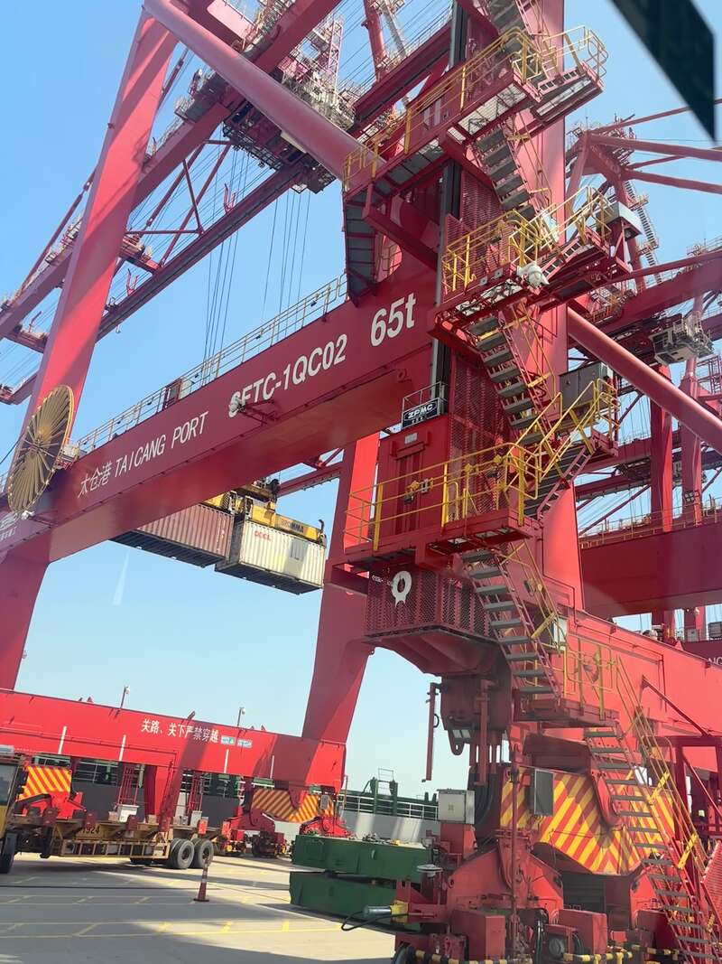 活力中国调研行｜无人“轨道吊”上岗太仓港驶入智能化作业新轨道(图1)