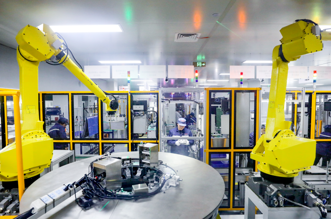 无人配送车释放信号西部（重庆）科学城新能源汽摩产业驶向千亿“新”未来(图3)