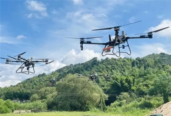 00后小伙用无人机吊运竹：月赚4万单日运输量达10吨(图1)