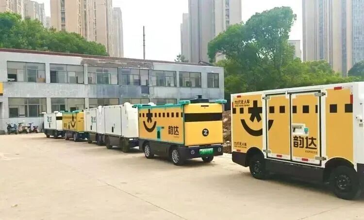 “双11”最狠加班狗：无人车日跑100公里快递江湖的减负“神器”替快递小哥省下15龙8小时厕所时间(图2)
