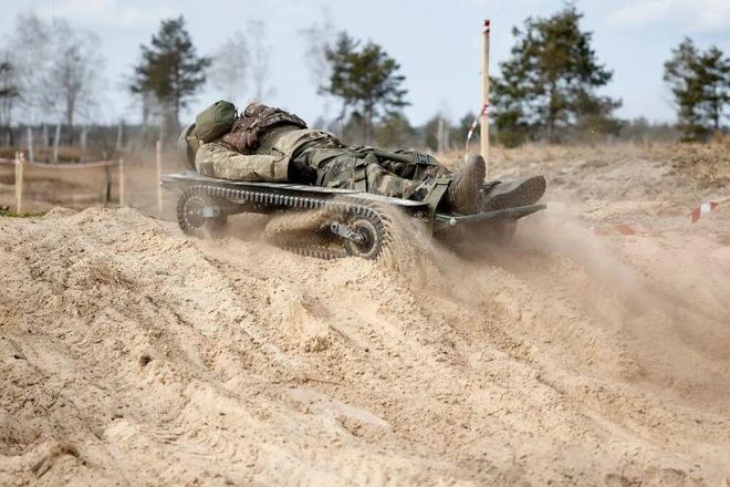 伤亡速度太快兵源短缺乌克兰欲造3万台地面作战机器人对抗俄军(图4)