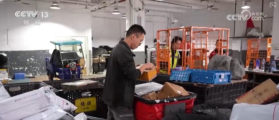 从民生服务到产业赋能多视角观察1800亿件快递背后“含金量”“含智量”(图1)