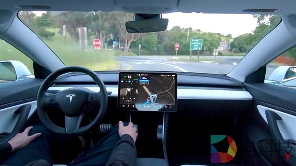 智驾狂飙+商业破冰Robotaxi迎爆发前夜(图1)