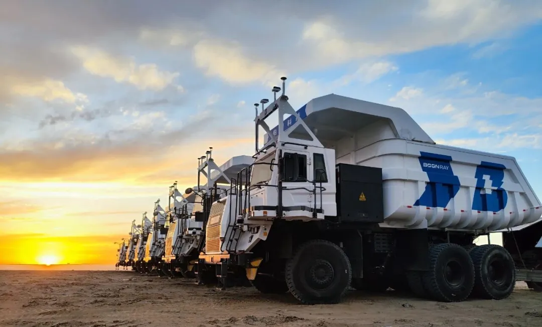long8矿山司机平均年龄超40岁年轻人不愿来！近200台纯电无人矿卡开进新疆煤矿：换电只需6分钟比加油快(图1)