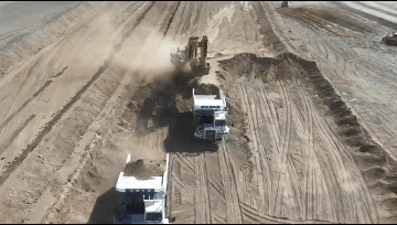 long8矿山司机平均年龄超40岁年轻人不愿来！近200台纯电无人矿卡开进新疆煤矿：换电只需6分钟比加油快(图4)