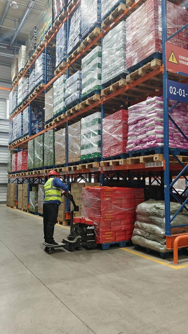 四川自贡的物流企业“卷”什么？不比速度不拼服务“卷”科技创新(图6)