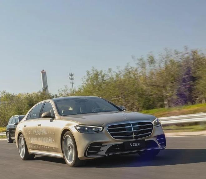 奔驰S级Robotaxi路测启动计划2026年在阿布扎比投入运营(图1)