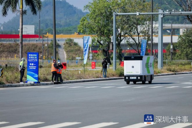 全国首届!大湾区功能型无人车在深圳坪山上演“尖峰对决”(图3)