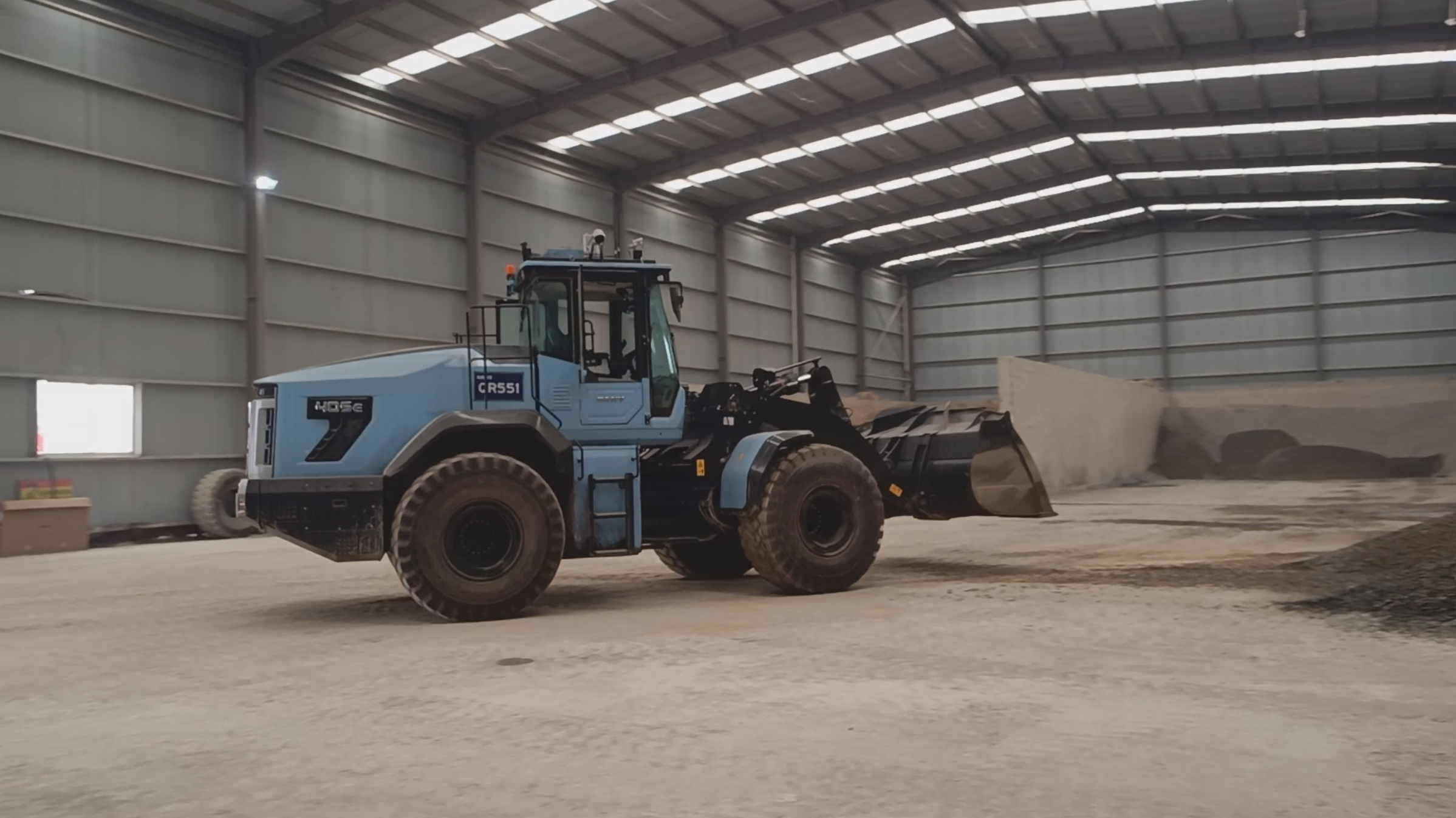 龙8际上导航:高精度定位感知技术驱动无人工程机械产业变革(图1)