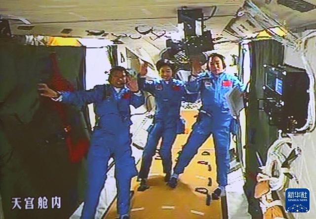 时光相册龙8国际｜70载中国航天箭指苍穹(图10)