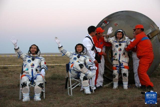 时光相册龙8国际｜70载中国航天箭指苍穹(图8)